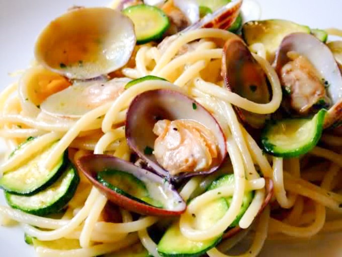 Spaghetti con vongole veraci e zucchine