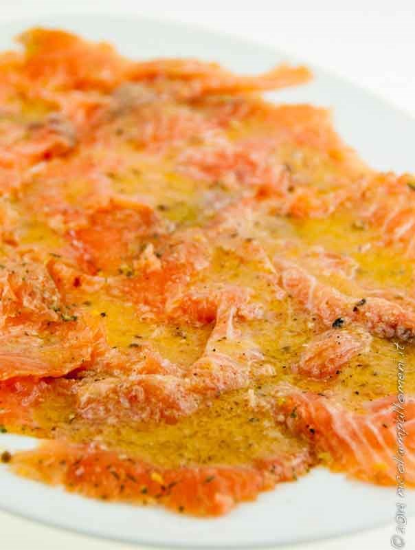 Salmone marinato con salsa di agrumi