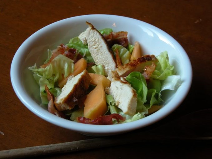 Insalata di lattuga e melone con pollo e bacon