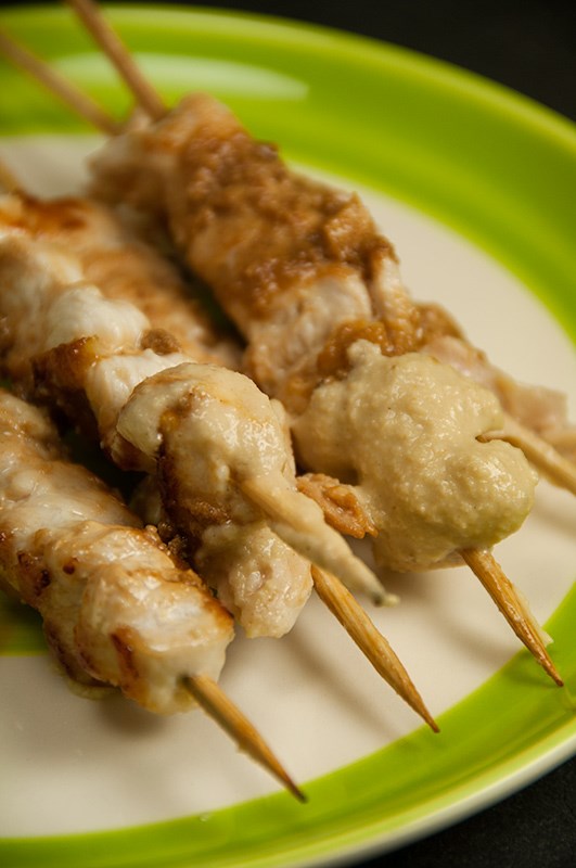 Satay con salsa di arachidi