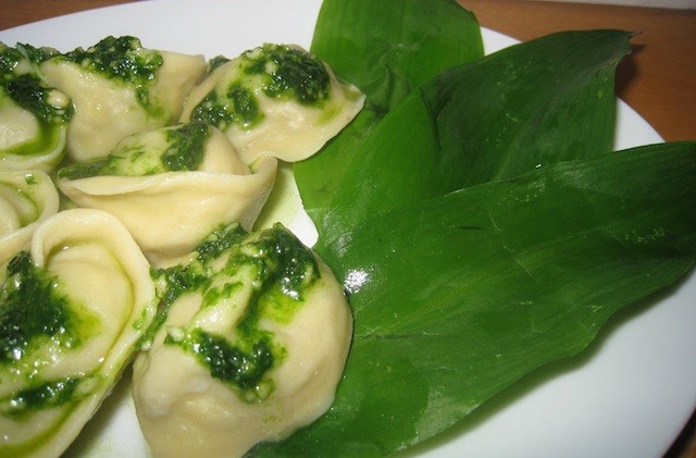 Ravioli di carciofi al pesto di aglio ursino